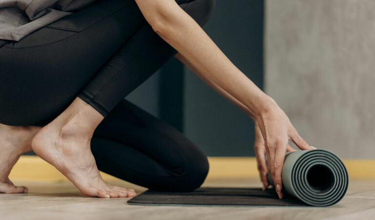 Für Bewegungspausen im Büro sind nur eine Yogamatte und gute Laune notwendig.