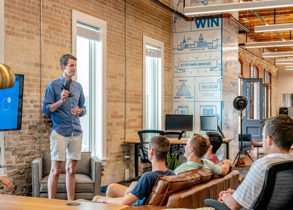 Gesundheitstag in einem Berliner Unternehmen – Experte hält Vortrag über ergonomisches Arbeiten und Stressmanagement.