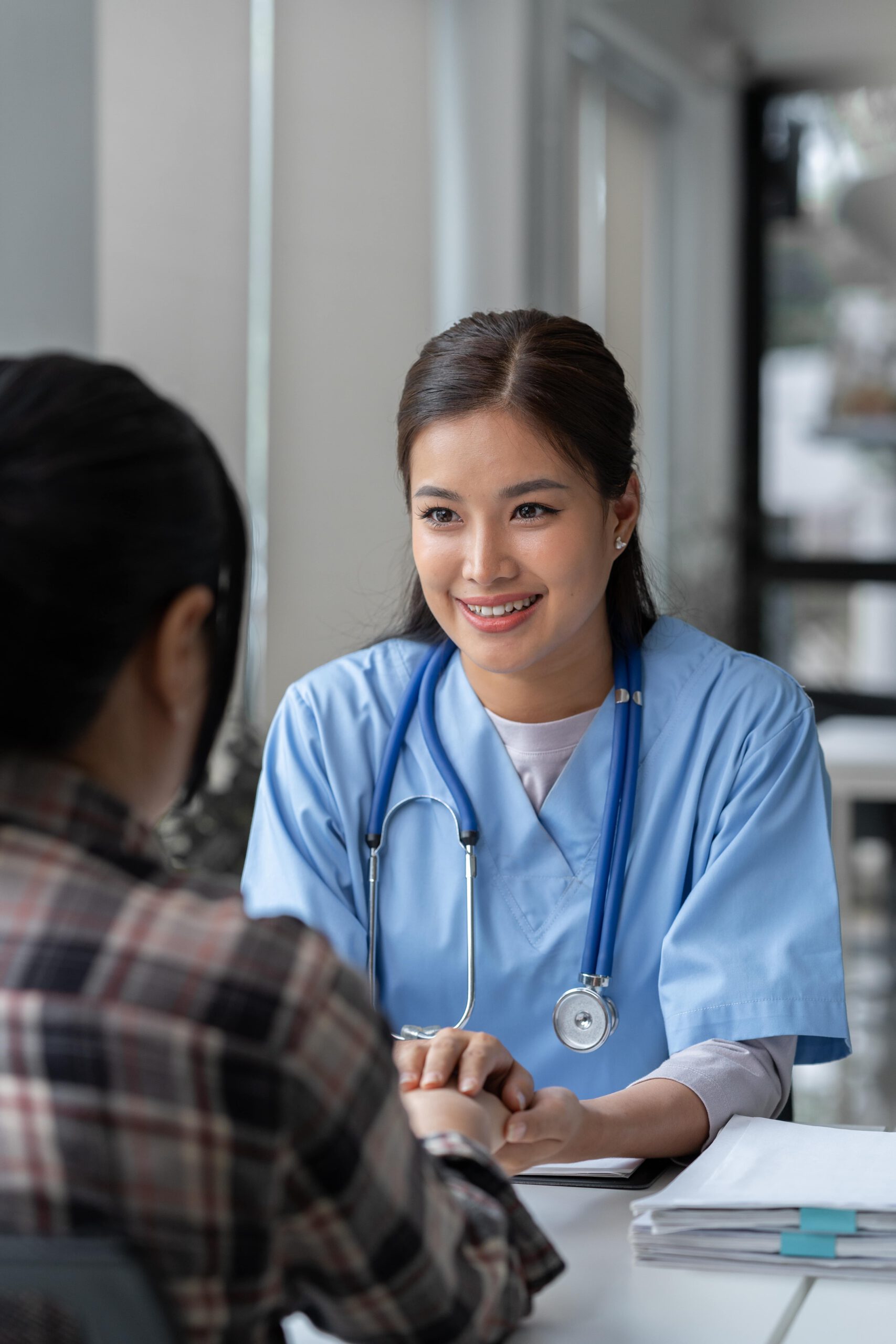 Ärztin führt Gesundheitscheck bei einem Mitarbeiter durch – Gesundheitstag für Unternehmen