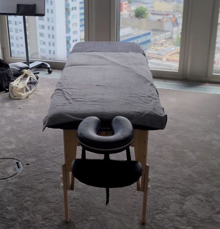 Mobile Massageliege für Massagen am Arbeitsplatz mit Blick über die Berliner Skyline